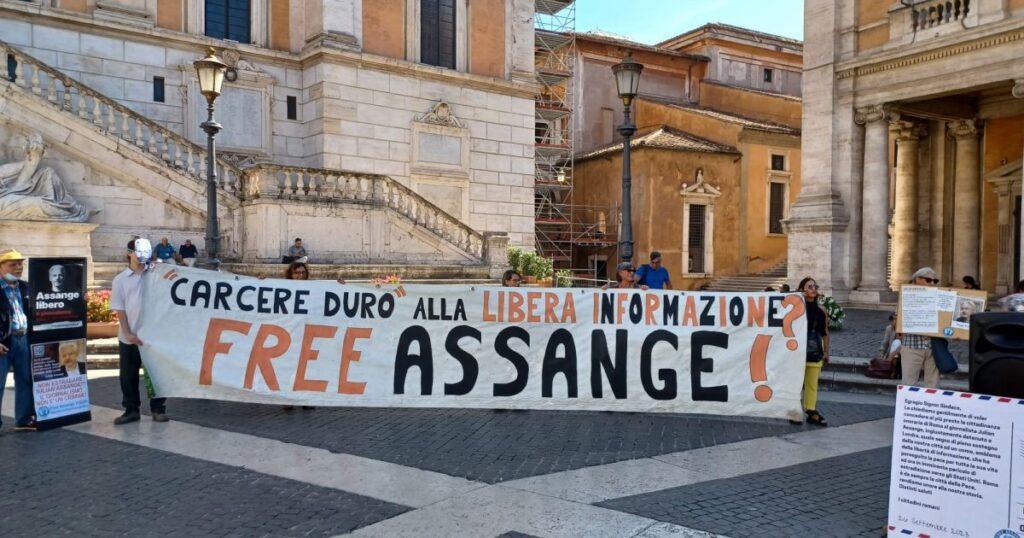 Cittadinanza onoraria a Julian Assange, Roma può attendere