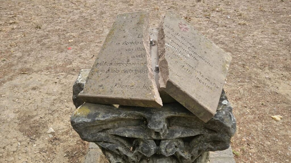 Lapide vandalizzata