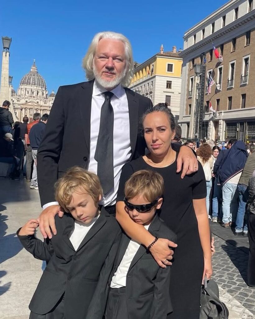 Assange funerali papa