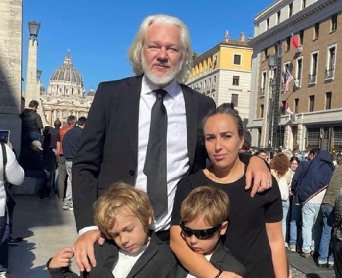 Assange funerali papa