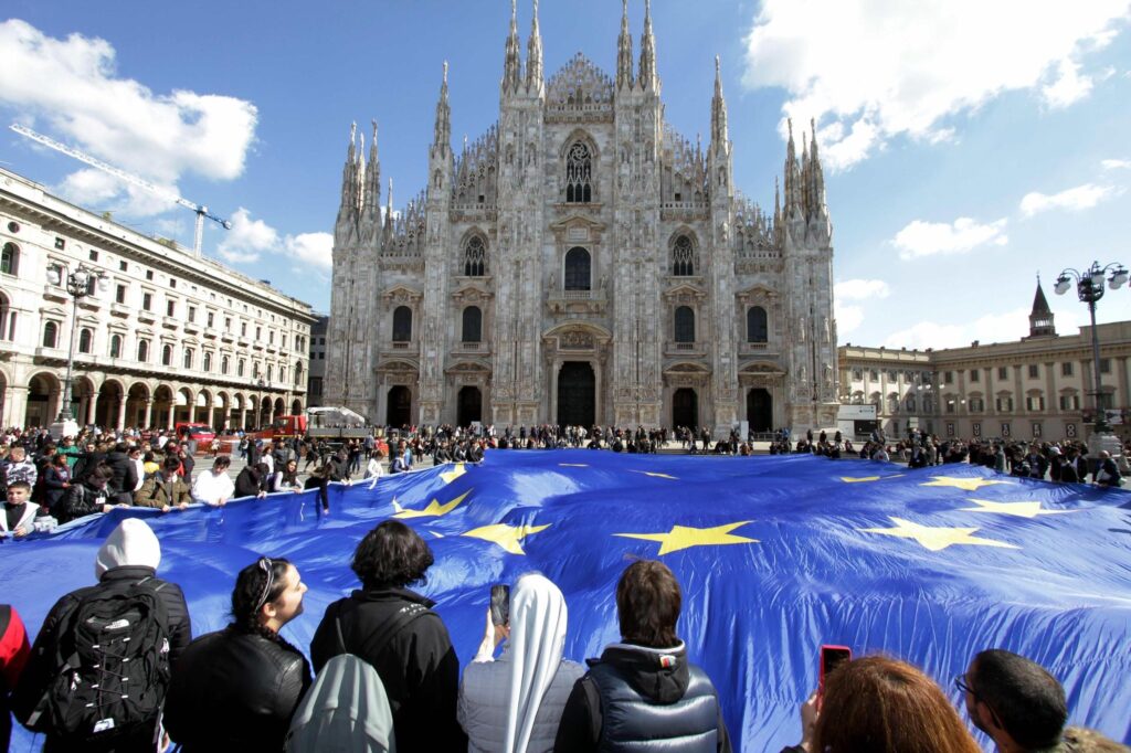 Bandiera dell europa srotolata in piazza duomo
