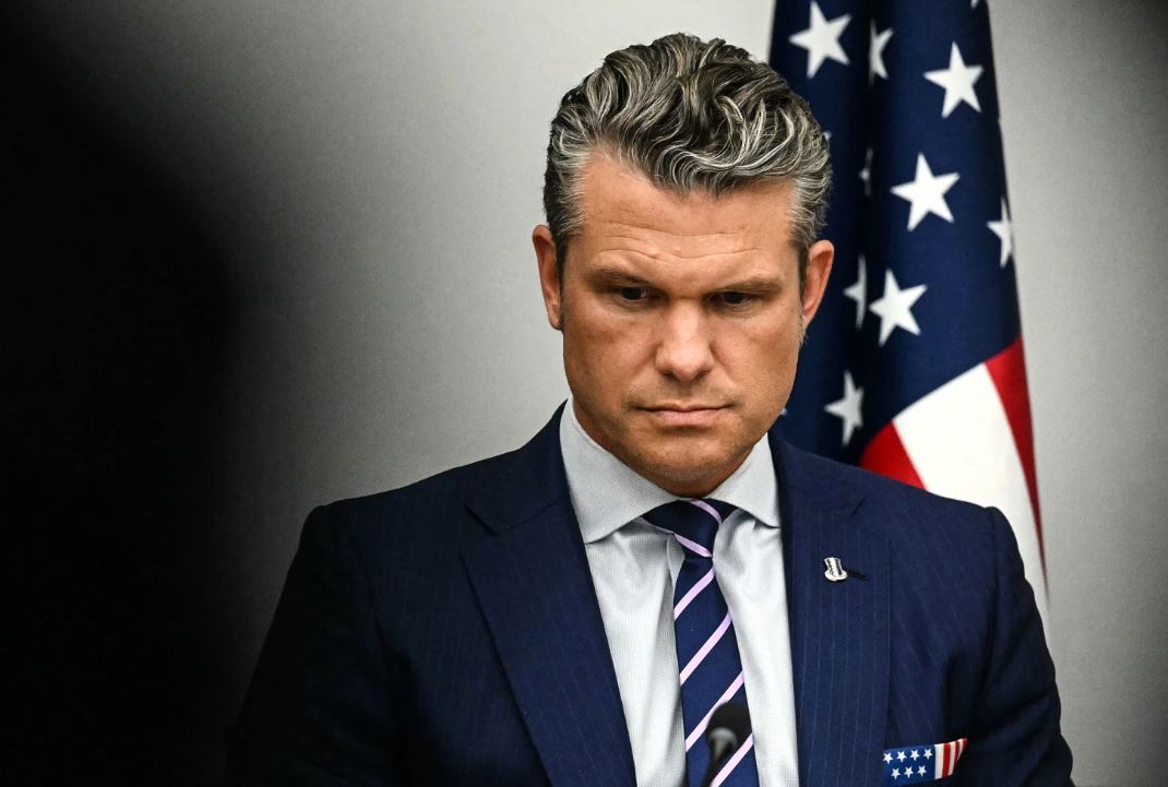 Usa-Venezuela, Pete Hegseth rischia una accusa per crimini di guerra: il baratro dei nostri Stati di diritto è tutto qui