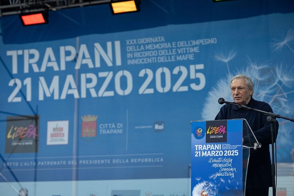 Luigi ciotti palco trapani