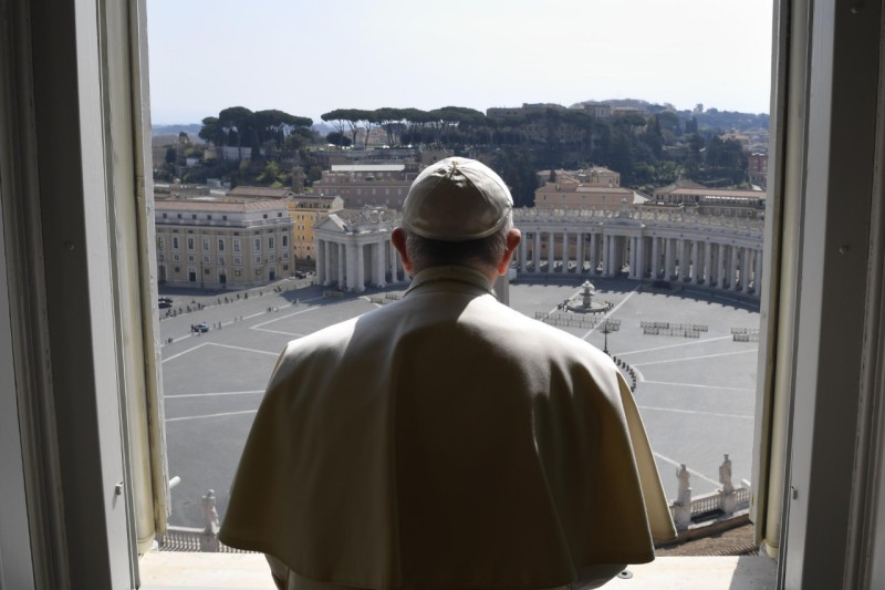 Papa di spalle