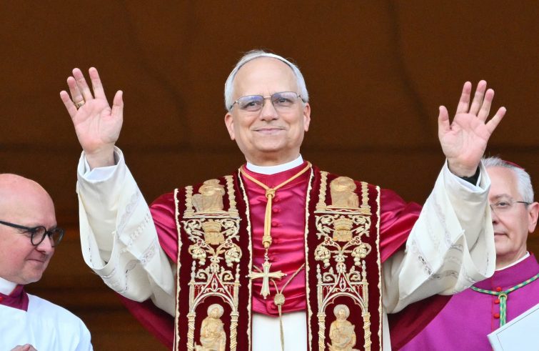“La pace sia con voi, Dio ama tutti”, l’abbraccio di Leone XIV alla Chiesa e al mondo