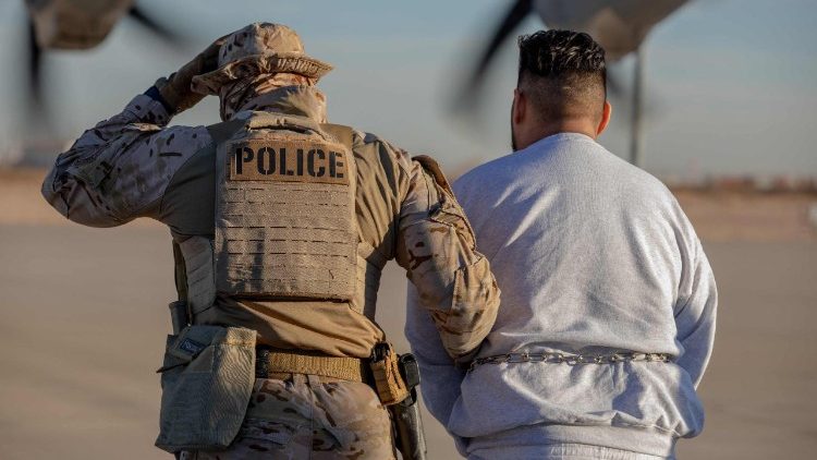 Polizia usa migranti