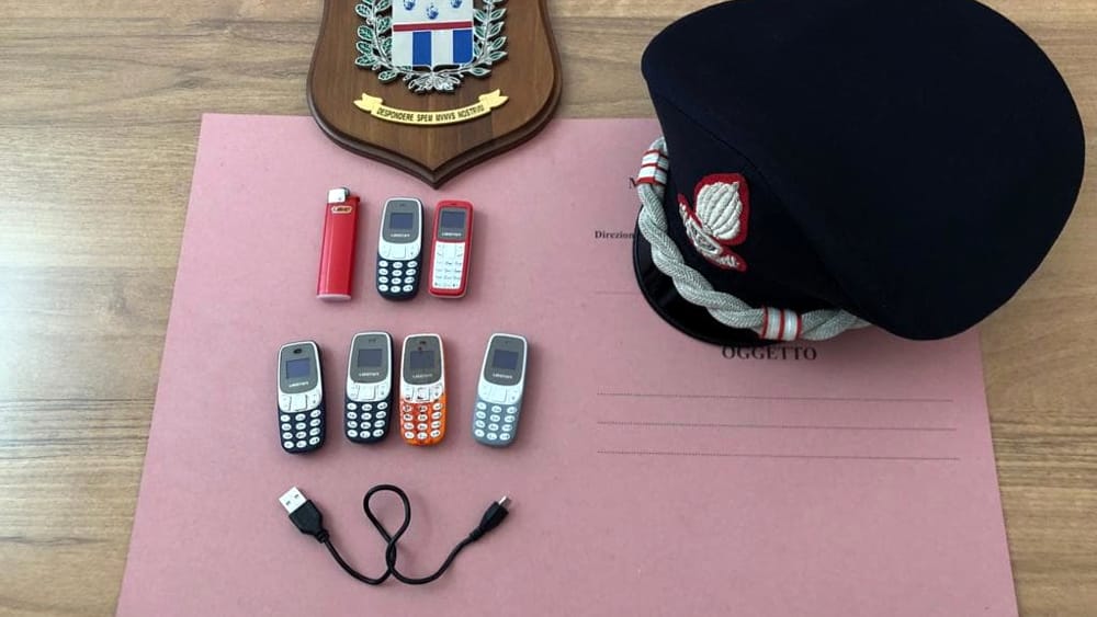 Telefonini sequestrati