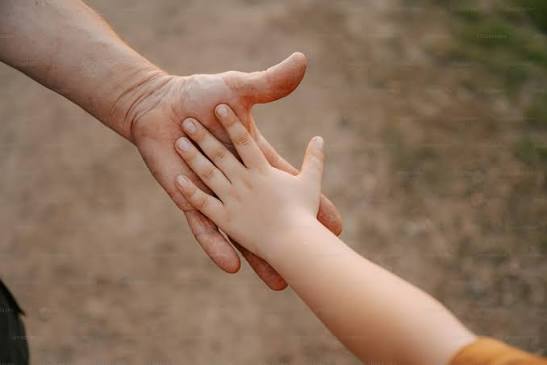 Mano adulto e bambino