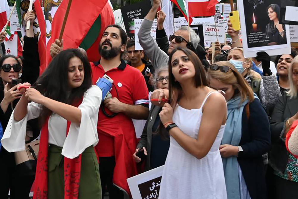 Iran le donne tagliano i capelli per protesta uccisione Mahsa Amin